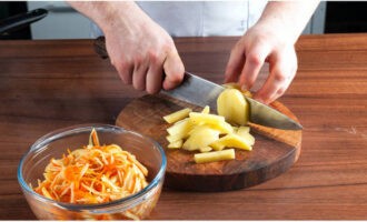 Freír las tiras de verduras y raíces en mantequilla durante unos 5 minutos. Pelar las patatas y cortarlas en cubos.