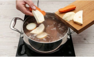 Sumerja los productos preparados en el caldo. Cocine durante una hora y media a fuego moderado. 20 minutos antes de que esté cocido, agregue sal y especias: laurel y granos de pimienta.