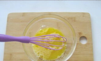 Ibuhos ang asin at talunin gamit ang hand whisk.