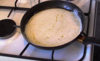 Heat a little vegetable oil in a frying pan. Pour the protein mixture into the pan, spreading it in an even layer.