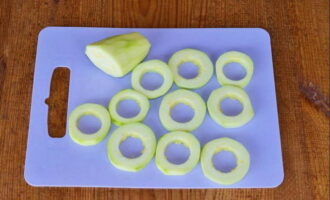 Talleu el carbassó a trossos, formant anelles perquè semblin anelles de pinya.