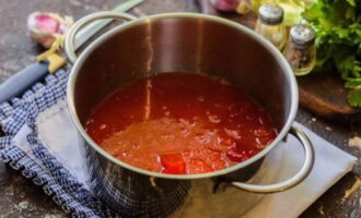 Hell tomatpuréen i en gryte spesielt for stuing, løs opp mengden salt som er spesifisert i oppskriften, tilsett suneli-humle og varm pepper, rør og la det småkoke på lav varme i 10 minutter.