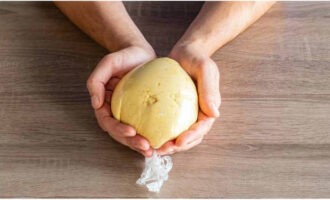 Then use your hands to knead into a dense, soft lump. Wrap it in cling film and put it in the refrigerator for 30 minutes.