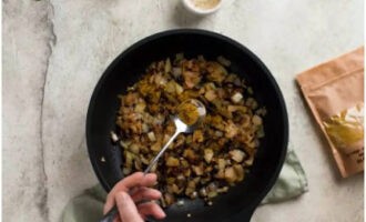 Efter opvarmning af en stegepande med vegetabilsk olie skal du fjerne skiverne og stege grøntsagerne i 10 minutter.Smag til med aromatisk humle-suneli. Bland grundigt, steg lidt mere og sluk for komfuret. Fedt nok.