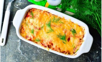 Sirva los calabacines al horno con queso y tomates en cualquier forma. ¡Buen provecho!