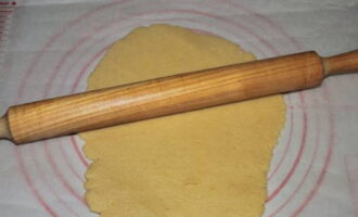 Canai doh ke dalam lapisan nipis menggunakan rolling pin.