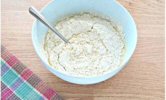 Sift the flour through a sieve 1-2 times. Then add portions to the liquid ingredients and stir them at the same time with a spoon.