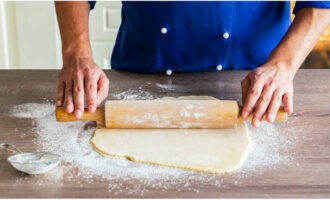 Roll out the dough into a thin layer.