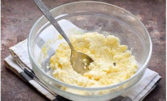 Impastare la ricotta con gli altri ingredienti fino a ottenere un composto omogeneo.