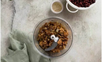 Having sorted out the nuts from the shells that we accidentally came across, we unload them into the blender bowl along with the roasting and beat until smooth.