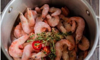 Doe de kruiden samen met de garnalen in een pan met olijfolie. Zet op het vuur en laat sudderen tot de bouillon verschijnt. Zout.