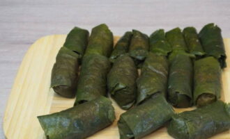 Katulad nito, i-roll up ang dolma mula sa natitirang mga sangkap.