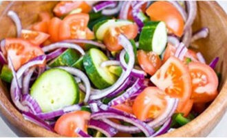 Placez les légumes hachés dans un saladier, de préférence en bois.