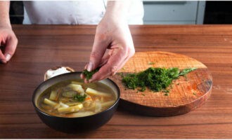 Pour the finished soup into bowls and sprinkle with chopped dill.