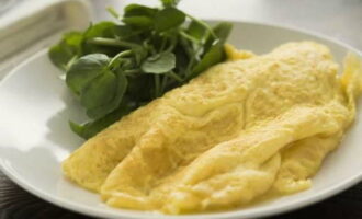 Transfer the protein omelet cooked in a frying pan to a plate and serve hot, as it quickly settles when it cools. Bon appetit!