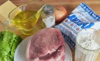 Chopped pork cutlets are very easy to prepare. Take all the necessary products, rinse the lettuce leaves under the tap and place them on a towel to dry. Freeze the pork a little to make it easier to cut. 