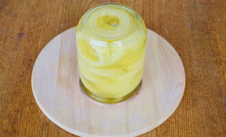 Fill the zucchini rings completely with boiling syrup. We close the jar hermetically, put it on the lid and cover it with a terry towel.