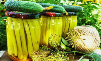 After sterilization is complete, seal the jars hermetically, place them on the lids, cover with a warm blanket and leave until completely cool. Transfer the pickled cucumbers with turmeric prepared for the winter to the storage area for your homemade preserves. Good luck and delicious preparations! 