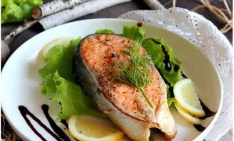 Juicy trout steaks baked in the oven are ready. Serve and try!