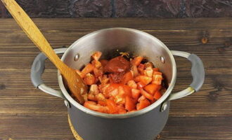 Ensuite, nous envoyons les morceaux de tomates. Ajoutez deux cuillères à soupe de concentré de tomate.