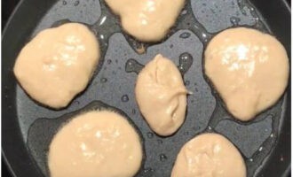 Kefir-pannenkoeken worden, net als gewone, gebakken in verwarmde plantaardige olie.Giet het deeg in de pan met een lepel gedrenkt in water om te voorkomen dat het blijft plakken.