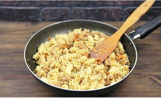 Ajouter les pâtes à la viande hachée avec les légumes, remuer et chauffer encore quelques minutes.