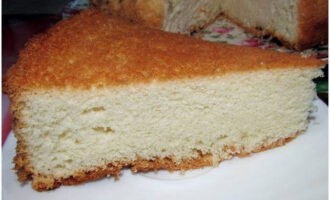 Durante los primeros 10 minutos, hornee la galleta a 180 grados, luego reduzca la temperatura a 160 y hornee por otros 25-30 minutos.¡El bizcocho esponjoso ya está listo! Dejar enfriar y probar. ¡Buen provecho!