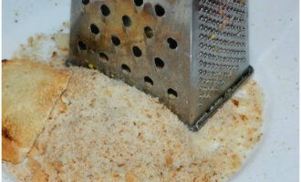 Grind the crackers in a convenient way - in a blender or on a grater.