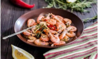 Now you know how to cook boiled-frozen shrimp correctly. Take note and try it soon. It is recommended to serve these shrimps with aromatic ciabatta and lemon.