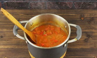 Despeje água fervente no preparo para cobrir o conteúdo da panela. Cozinhe em fogo baixo, tampado, por cerca de 40 minutos.