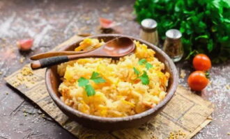 The crumbly pilaf with chicken in a frying pan is ready. Serve to the table!