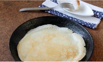 Aixequeu el pancake amb una espàtula i doneu-li la volta.