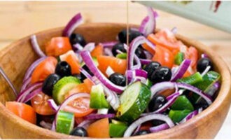 Rưới đều salad với dầu ô liu chất lượng tốt, điều này cũng góp phần tạo nên hương vị cho món ăn này.