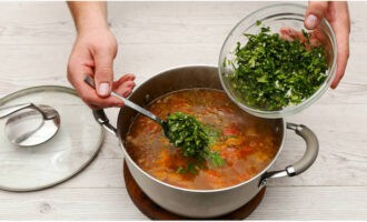 Coloca la mezcla de hierbas aromáticas en la sopa. Salar el contenido, llevar a ebullición y apagar el fuego. Cerrar el plato con tapa y dejar reposar 15 minutos.