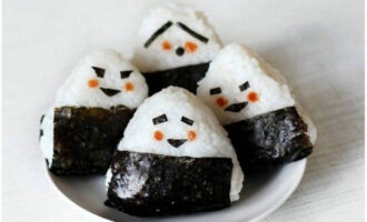 Domači onigiri s tuno je pripravljen!