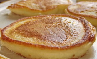 Lush kefir pancakes with soda and eggs are ready. Help yourself!