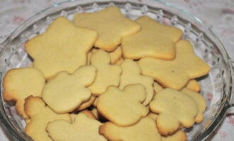 Les biscuits sablés maison sont prêts. Servir avec une tasse de thé chaud !