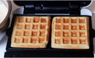 Bak de wafels gedurende 5 minuten, maar volg de instructies voor jouw model. De bruinheid van gebakken wafels kan worden gecontroleerd. Van deze hoeveelheid deeg krijg je 10 wafels.