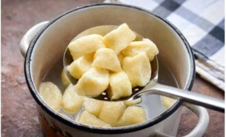 Far bollire l'acqua con un pizzico di sale. Cuocere gli gnocchi in acqua per 30 secondi dopo essere affiorati.