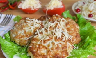 To present chopped pork cutlets beautifully, place lettuce leaves on a platter. Place the prepared cutlets on the greens and sprinkle them with grated cheese. Bon appetit!