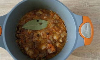 After this, add bay leaf and allspice peas. Simmer the porridge for another 15 minutes.