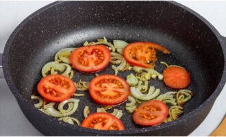 Cut the onions into half rings and the tomatoes into thin slices. Lightly fry the chopped vegetables in vegetable oil.