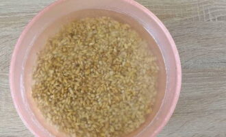 Ξεπλύνετε το pearl barley με τρεχούμενο νερό και μουλιάστε για αρκετές ώρες. Μπορείτε να μουσκέψετε το κριθαράκι το βράδυ και να ξεκινήσετε το μαγείρεμα το πρωί.