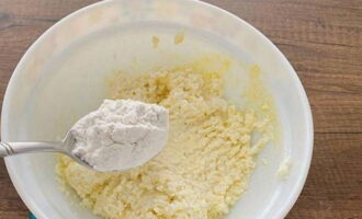 Then add a heaped tablespoon of rice flour. Stir the curd dough.