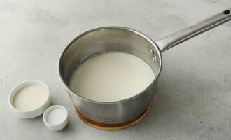 En un segundo cazo, separar de la papilla, llevar a ebullición un litro de leche, añadir sal y azúcar.