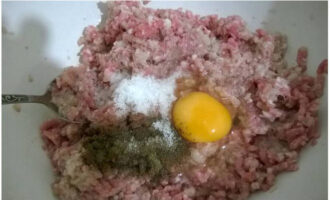 Then take a meat grinder. Use it to chop the meat, onions and loaf crumb. Add salt and ground pepper to the resulting minced meat, break the chicken egg, mix the mass well.