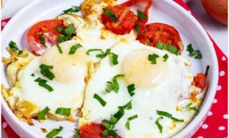 Place scrambled eggs and tomatoes on plates and sprinkle with chopped herbs. Bon appetit!