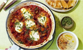 Sprinkle the classic Israeli shakshuka with chopped parsley and serve with tahini sauce, pita bread and olives. Bon appetit!