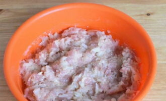 Knead the minced meat well and set aside for 10 minutes.