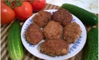 If you have made large cutlets, then after frying it is recommended to simmer them under the lid for 10-15 minutes. Serve classic minced pork cutlets with a side dish of potatoes or pasta. Bon appetit!